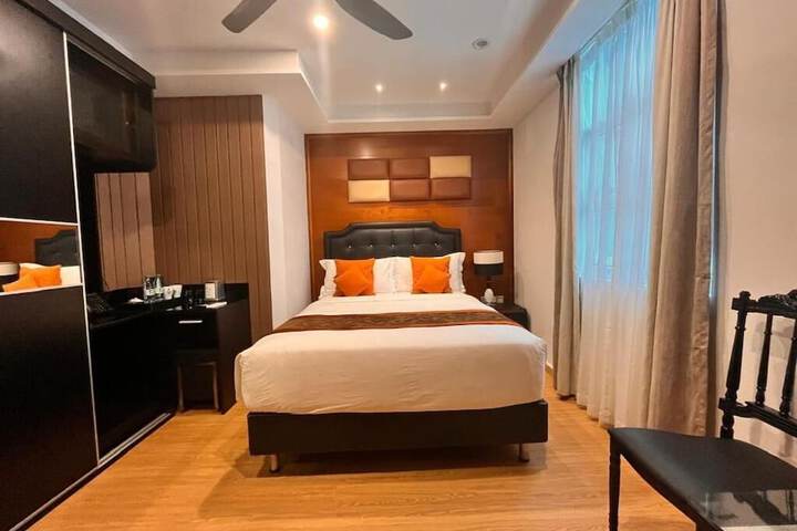 Room 33 of 114