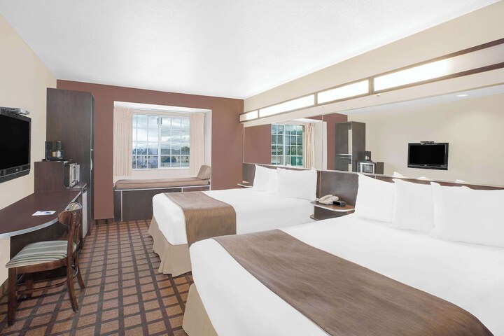 1 Queen Bed Accessible Room (13 of 19)