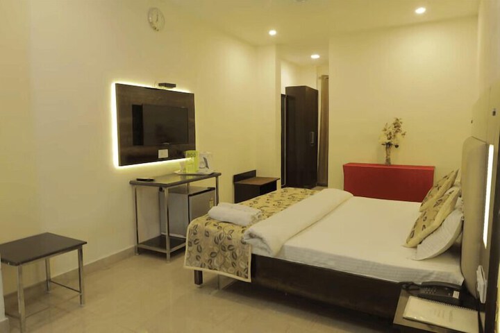 Room 11 of 27