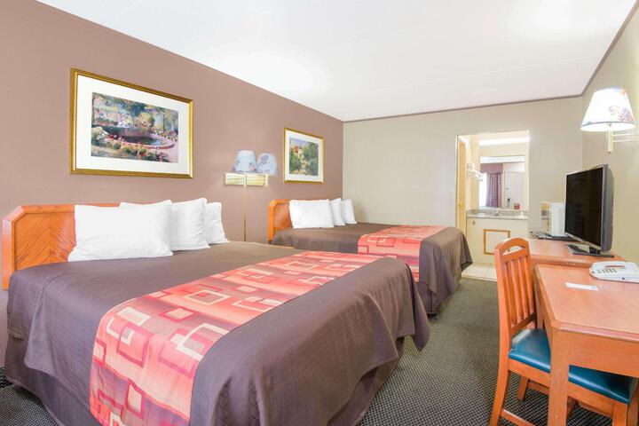 1 Queen Bed (12 of 13)