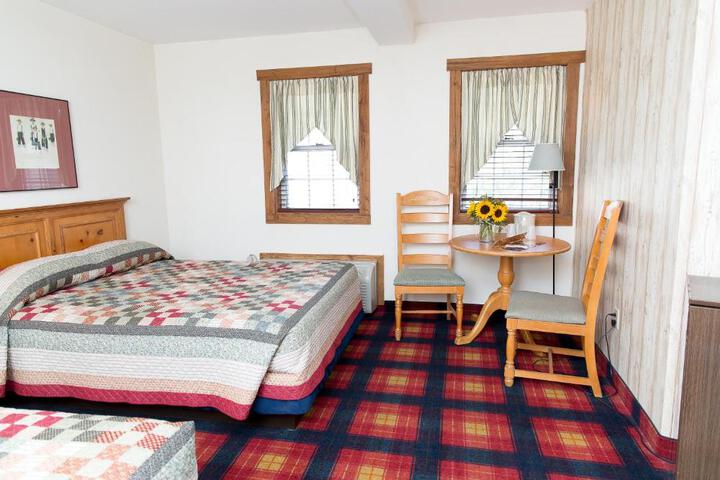 2 Queen Beds Refrigerator WiFi Continental Breakfast (2 of 7)