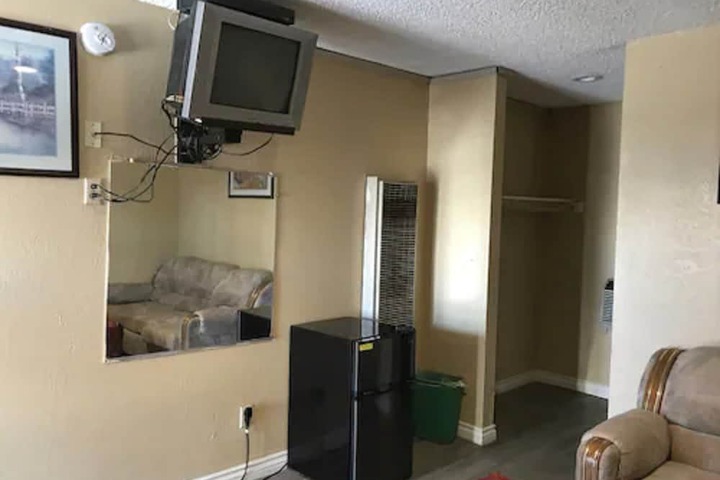 Room 4 of 9