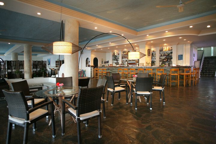Lounge 53 of 68