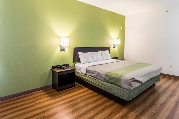 1 King Bed (3 of 8)