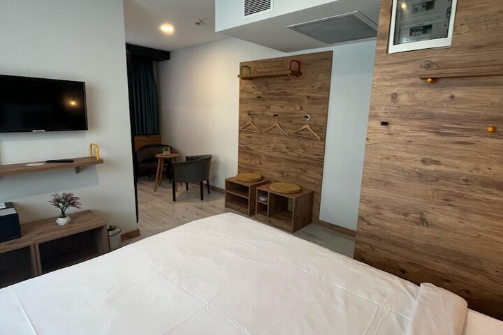 Room 32 of 67