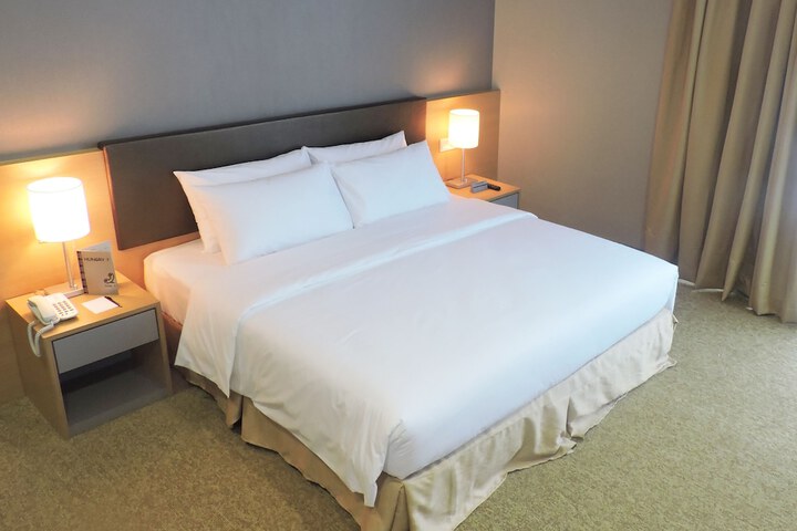 Room 7 of 42