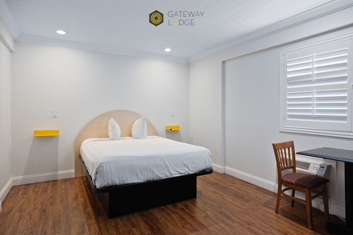 Basic Single King Bed (13 of 18)