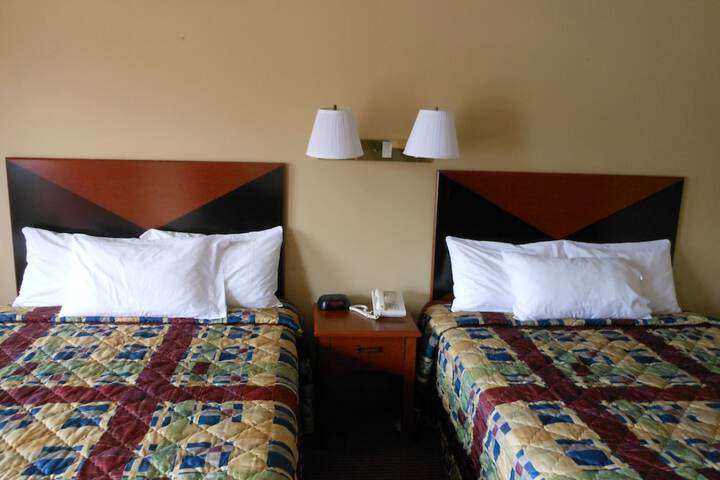 2 Queen Beds (5 of 10)