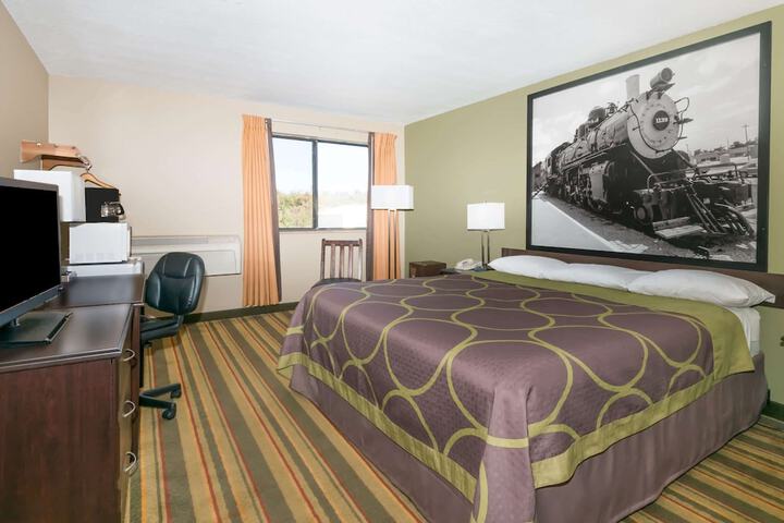 1 King Bed (3 of 8)