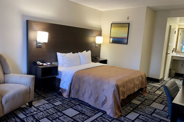 1 King Bed (3 of 11)