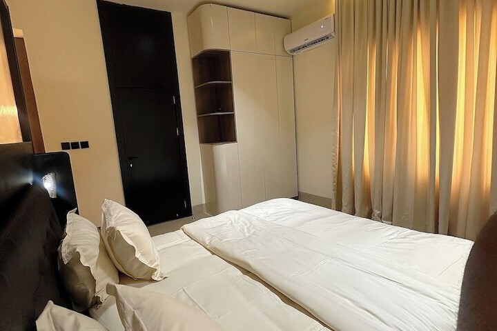 Room 10 of 28