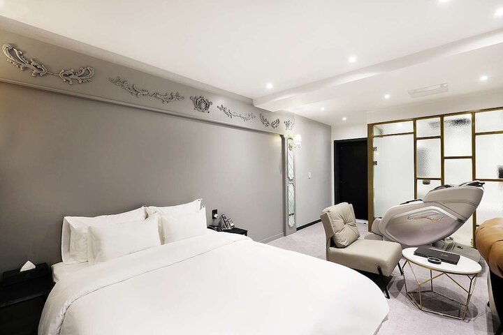 Room 33 of 50