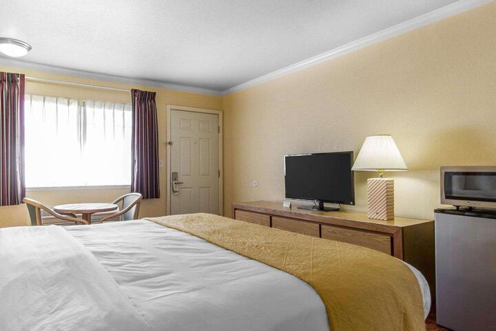 1 King Bed (10 of 18)