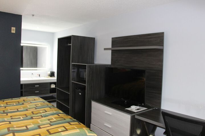 Standard Single King Bed (1 of 6)