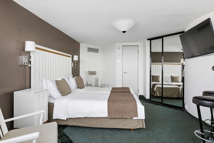 Room 25 of 82