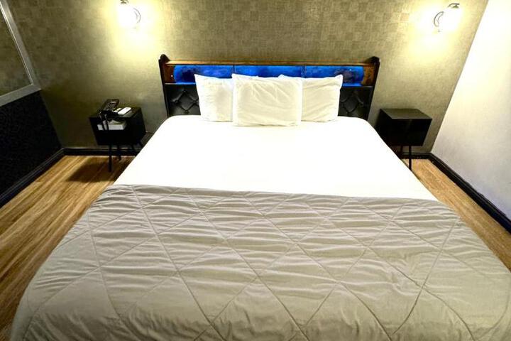 Deluxe King Room (1 of 7)