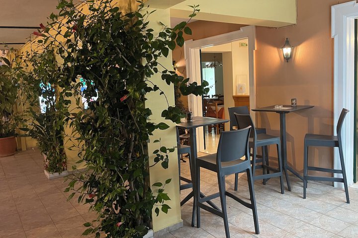 Lounge 113 of 145
