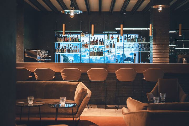 Lounge 71 of 79