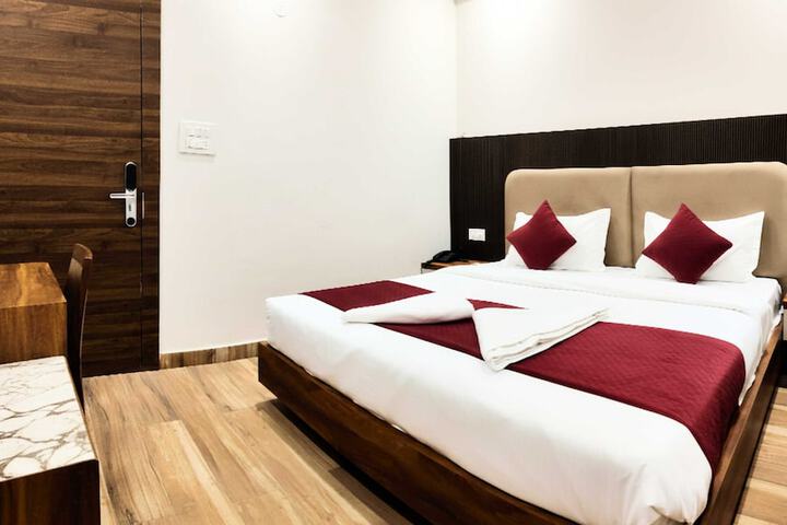 Room 6 of 8