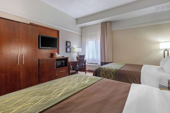 1 Queen Bed Accessible (17 of 24)