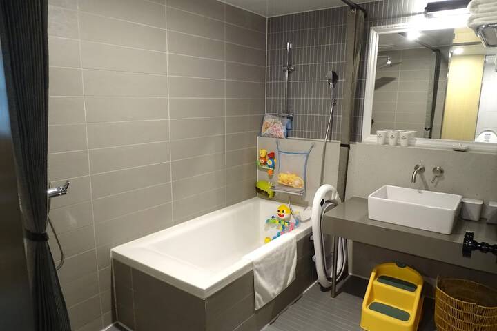 Room 155 of 219