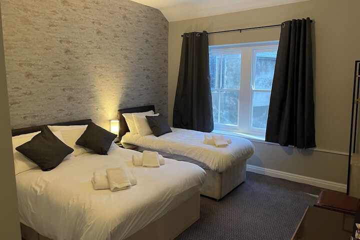 Room 6 of 12