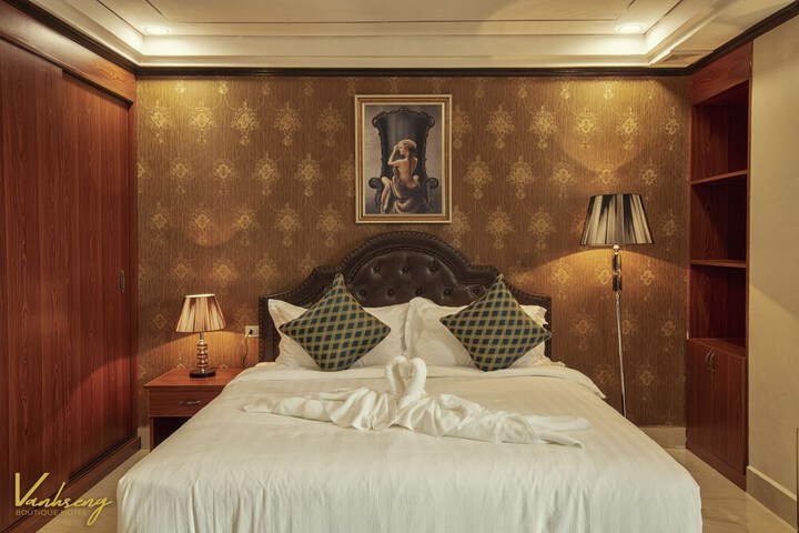 Room 6 of 24