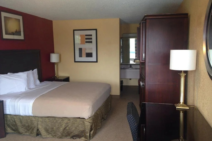 Room 4 of 12