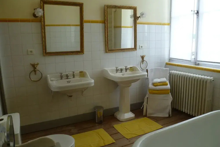 Room 9 of 15