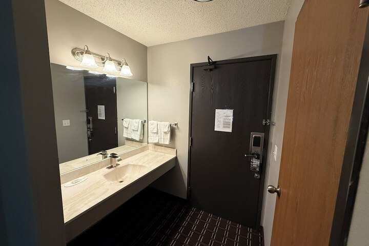 Standard Queen Bed Accessible (8 of 18)