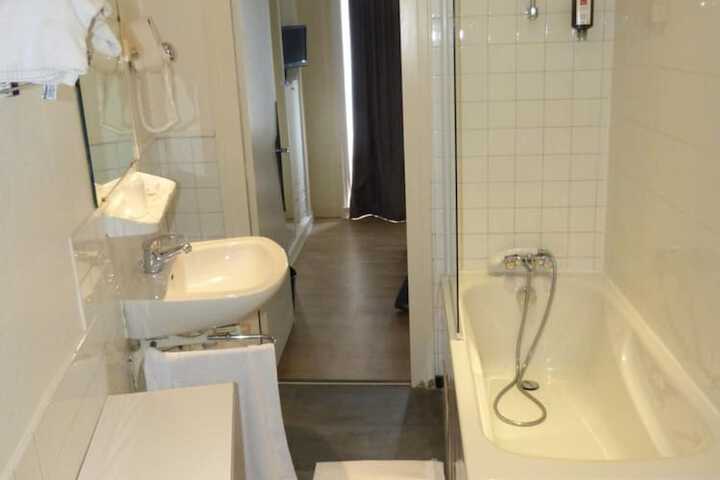 Room 35 of 60