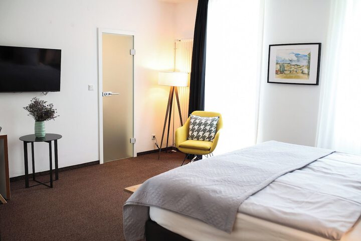 Room 27 of 106