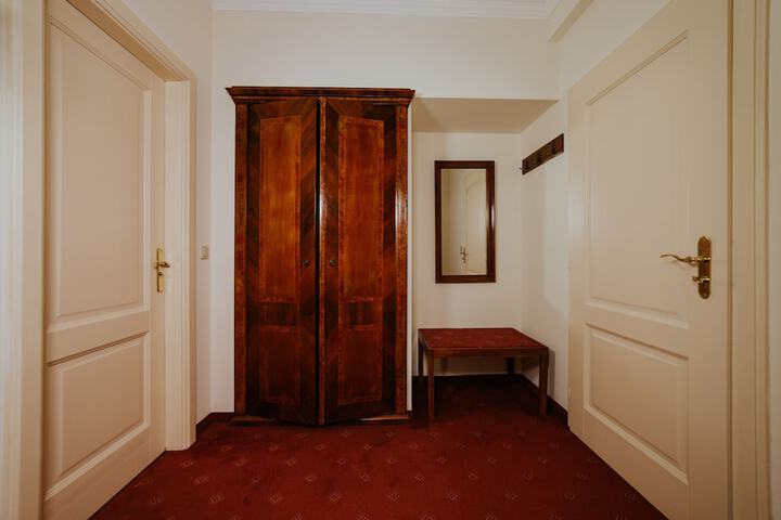 Room 11 of 32