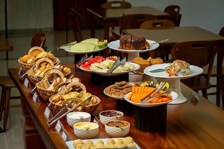 Breakfast/Coffee Service 92 of 102