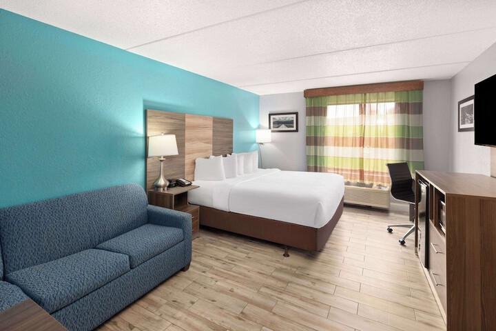 1 King Bed 1 Sofa Bed Kitchenette (12 of 17)