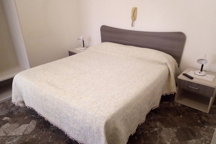 Room 6 of 12