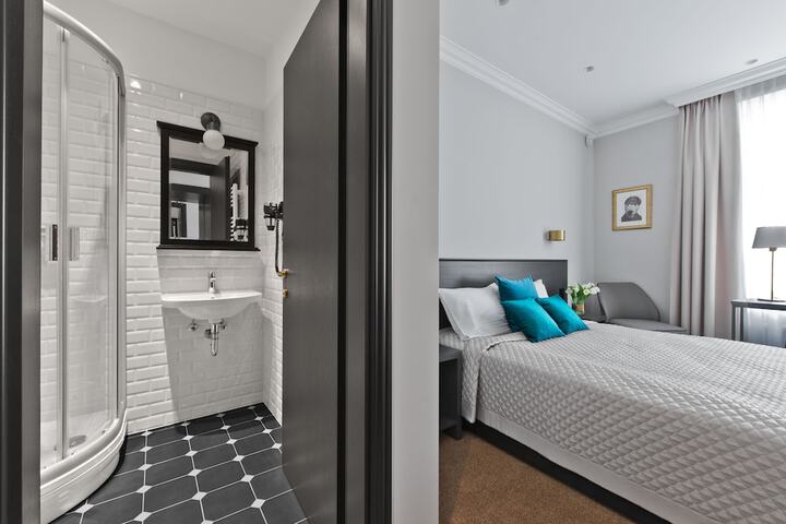 Room 8 of 20