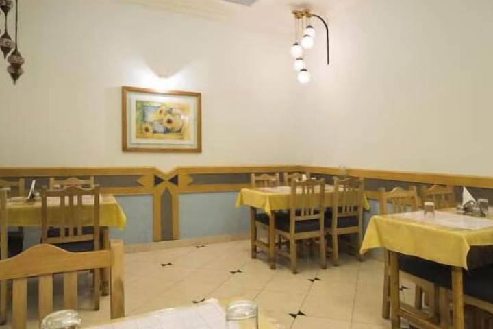 Dining 8 of 19