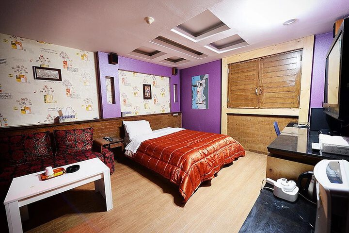 Room 9 of 31