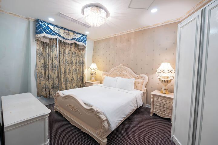 Room 53 of 184