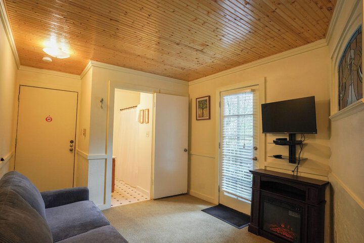 Room 102 of 348