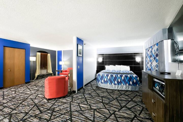 1 King Bed Accessible (13 of 14)
