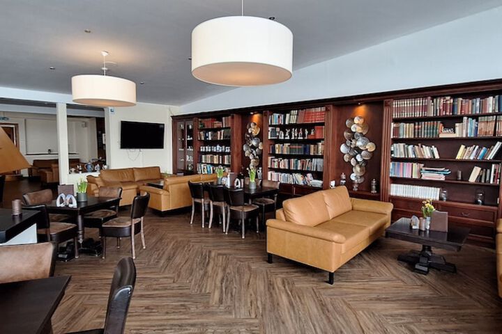 Lounge 52 of 67