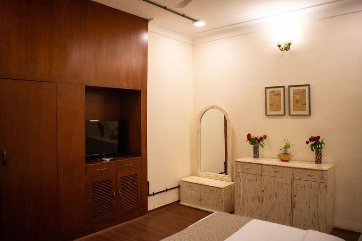 Room 27 of 102