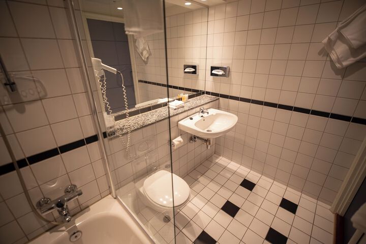 Room 70 of 104