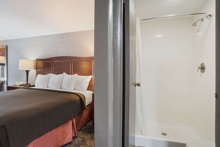 1 King Bed (1 of 7)