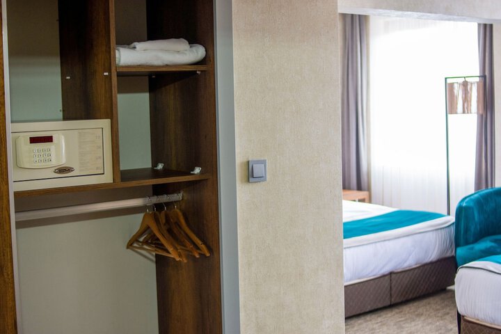 Room 21 of 106
