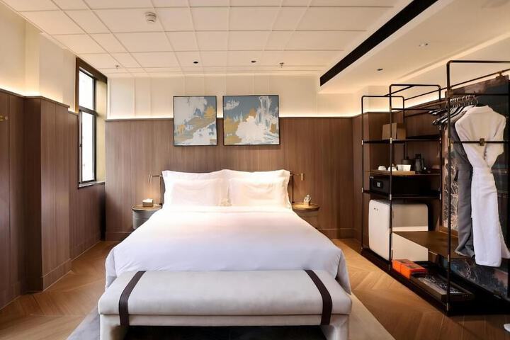 Room 34 of 141
