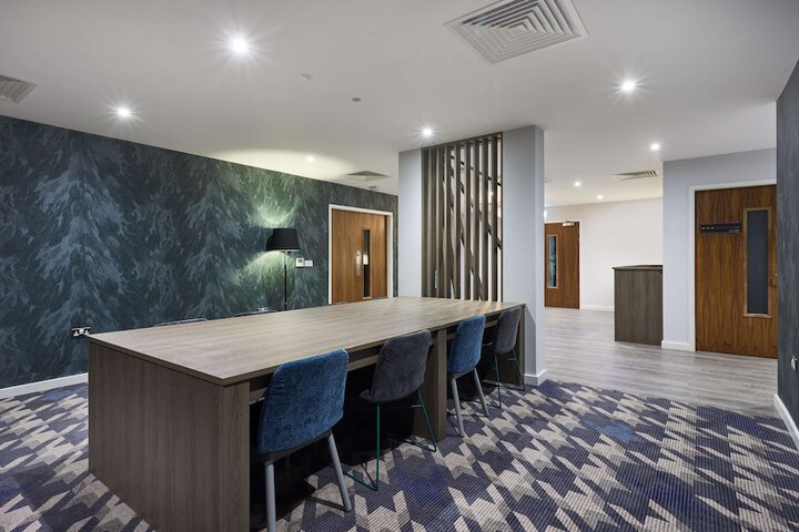 Business Center 28 of 31