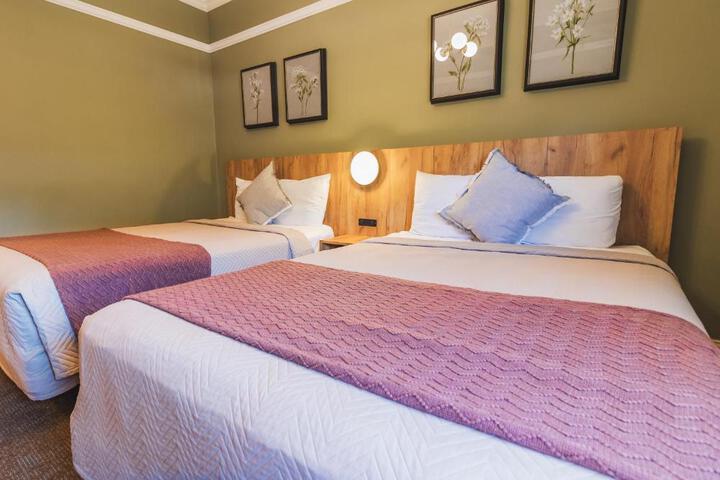 1 Queen Bed (8 of 13)